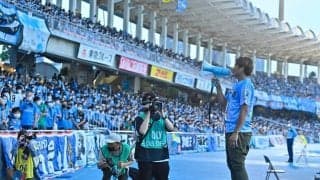 大久保嘉人氏がVチューバーのTシャツを着て等々力に降臨！ パイナップル3つを持って記念撮影に応じる！