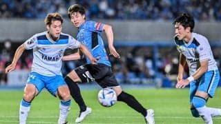 「奥さん可愛すぎるでしょ…」川崎のプリンスMF脇坂泰斗の100試合出場記念で妻が来場！ 等々力が祝福ムードに包まれる！