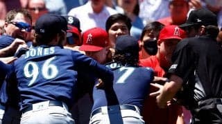 【MLB】大谷翔平に“全力で駆け寄る”水原通訳が「英雄的」　大乱闘での献身は「史上最高」