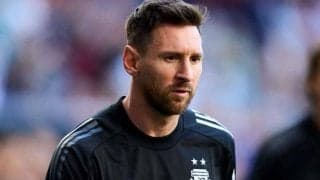 「まだ18時だよ？」親友スアレスがソファで爆睡するメッシの“寝顔”を隠し撮り！