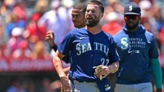 【MLB】エンゼルス相手に大乱闘を演じたウインカーのもとにファンからピザの差し入れ　退場後、試合中にペロリ　