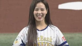 へそ出しルックが「セクシーです」　アイドルの腹筋のぞく“豪快投球”「かわいすぎ」