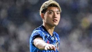 堂安律が「お笑い界の絶対レジェンド」と会食!「2万いいね」がつけられた貴重な対面が話題に