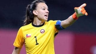 「史上最も可愛らしい侵入者だ」女子サッカーの試合中に犬が大胆“へそ天”！GKと審判に「お腹を撫でて」と要求