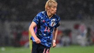 屋内施設で伊東純也が全力疾走！ピッチとは異なるスピード感に「凄すぎてヒヤヒヤした」