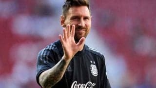 メッシが「メッシバーガー」を食べる