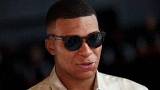 7月には来日予定のPSGムバッペがLAでアメフトのキックに挑戦！「フォーム変わらないね」