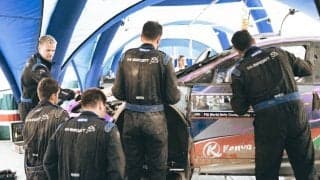 WRCサファリ：Mスポーツのグリーンスミスとフルモー、デイリタイア後に整備作業に参加