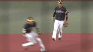 「枠外から突然現れた」打球横取りの“超速捕球”にファン驚愕「スローでも速い」