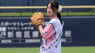 ショーパン姿のグラビアアイドルが「緊張で力んで…」　ワンバン始球式に地団駄