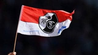 堂安が着る可能性も!? フライブルクが新ユニフォーム3種を一挙に発表、赤に白のストライプ