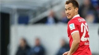 岡崎慎司が古巣クラブを訪問、スタジアムで恩師と記念撮影「今後も一緒に何かを」