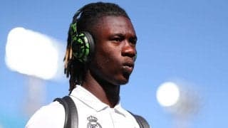 レアルの19歳MFがモデルに挑戦！ バレンシアガのファッションショーで“オールブラック”コーデを着こなす