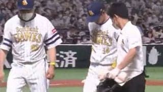 鷹・又吉克樹がアクシデントで緊急降板　右足に異変、わずか1球で交代