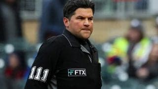 【MLB】ジャッジ寸前でハプニング…　赤っ恥の審判が「ローラースケートに乗っているよう」