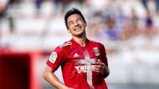 欧州では教えられた小手先の技術は通用しない。岡崎慎司が目指す、自分に矢印を向ける育成