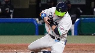 西武・外崎修汰が死球で途中交代　ロッテ・オスナの154キロにのけぞり転倒