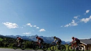 自転車のツール・ド・フランスで珍事　複数の環境活動家がコース座り込み→レース中断
