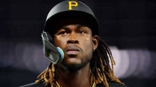 【MLB】ヘルメット顔面直撃で吹っ飛ぶ白い歯…　内野手襲った悲劇に戦慄「恐ろしい」「最悪」