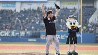 よゐこ濱口優「打ちとったどー！」　ロッテ戦ノーバウンド投球で“アイス芸人”の面目躍如