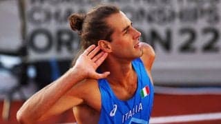 イタリア風おしゃれ？　左右で顔が違うイケメン高跳び選手に日本人笑撃「靴下も靴も違う」【世界陸上】