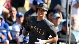 大谷翔平がベンチで仰天　味方の“悪球打ち弾”へのリアクションに米注目「楽しそう」