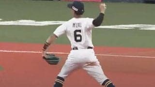 伸びるワンバン…オリ宗の“鬼送球”は「ボール跳ねすぎ」「普通に届いて草」