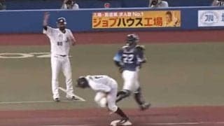 なぜそこに野手がいない…投げた一塁手が呆然の“大混乱”が「こんな得点初めて見た」