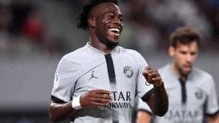 川崎F戦でゴールのPSG逸材が“箸”に大苦戦！両手を使う“禁断の技”で寿司に挑むもネイマールに爆笑される