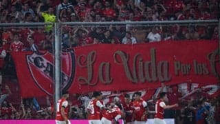 スタンドから投げ込まれたものが予想外、選手の顔に当たり担架も