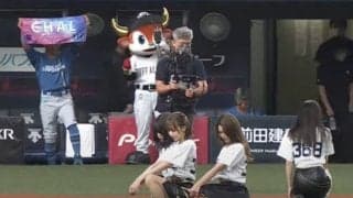 至近距離で元チア見つめる敵コーチ　まさかの“愛情返し”が「対応が神すぎる」