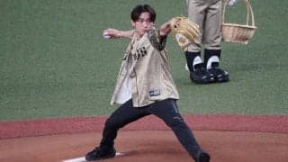 EXILE・NAOTOさん、“腹筋見せ”快速球に場内どよめき　超躍動フォームも「練習不足」