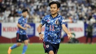 久保建英がスペインの子供に次々サインをプレゼント！少年も目の前の久保に思わず頭を抱える