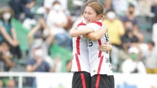 「雑誌の表紙やん」、「女優さん」浦和Lの塩越柚歩のラフなオフショットがカワイイと反響