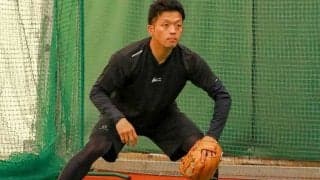 イレギュラーに最も対応できる捕り方とは　元燕の名手が勧める最適な“グラブの向き”