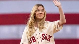 24歳金髪女優が「史上最高」の始球式　フォロワー1380万人、ボストン熱狂「大勝利だ」