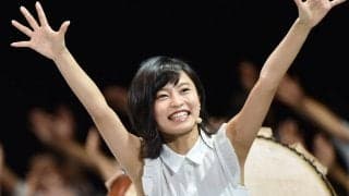 「いつ見ても美しい！」「惚れ惚れする」小島瑠璃子さんが浦和限定ユニで弾ける笑顔、PSG戦を現地観戦