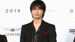 「メッチャ馬入」『オールドルーキー』綾野剛の登場に湘南ファンが大興奮！「入団か⁉」