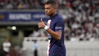 PSGムバッペが\"サイン攻め\"　試合後にスタッフへ大サービス