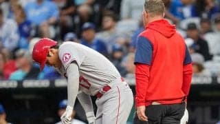 【MLB】大谷翔平、自打球で悶絶も「心配ない」　監督代行、27日出場は「大丈夫だと」