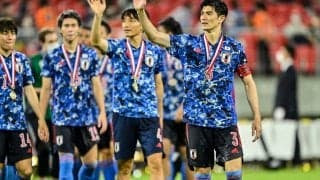 E-1表彰式で日本代表選手が「トロフィー」ではなく「“スポンサー”飲料」を掲げる！ まさかの小ボケに周囲の選手は苦笑