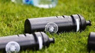 決勝の延長120分に迎えたカウンターのピンチ…監督がペットボトルで阻止しようとして退場