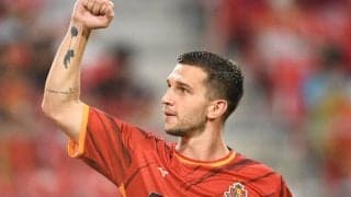 活動停止中の名古屋FWシュヴィルツォク、母国で超巨大魚を釣り上げる