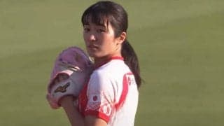 緊張感あふれる表情から「キャッ」　美女アスリートの“剛球”始球式に熱視線