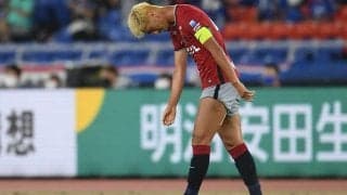 鹿島、完敗も「チームをつなぐハグ」土居聖真、クォン・スンテを「抱きしめた男」【横浜FMvs鹿島】(2)