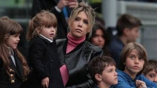 「めっちゃ似合う」父は元インテルなのに…ワンダ・ナラが“ミラン”のユニフォーム着た子供たちとセルフィー「超クール」