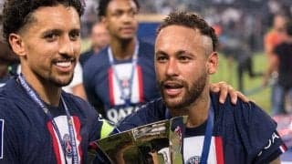 今季初タイトルにご機嫌のネイマールがメッシたちにメダルを授与！お姉さんの仕事を奪うも途中で飽きる