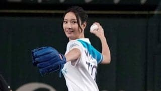 菜々緒が“お尻突き出す”挑発ポーズに笑顔　モルツ野球で古田氏と見せた爆笑始球式