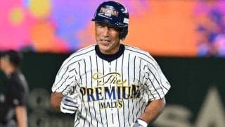 50歳・和田一浩の“豪快柵越え”に場内騒然　お約束の“ピッカリ打法”も披露