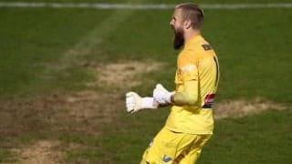 “踊るGK”が再び本領発揮！PKキッカーに“踊り”で挑発されるも4本中1本しか決められず